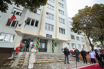 Новая жизнь общежития. Новоселье после ремонта отметили в Кореличах 64 семьи