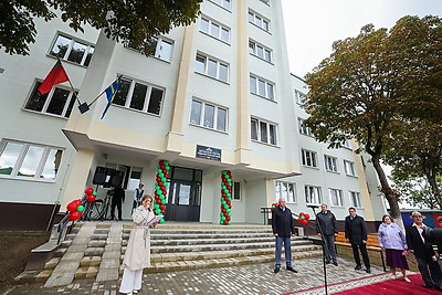 Новая жизнь общежития. Новоселье после ремонта отметили в Кореличах 64 семьи