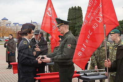 В Гродно школьникам передали капсулы памяти с землей погранзаставы "Усово" и копии знамени Победы