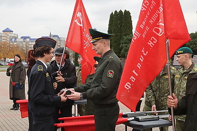 В Гродно школьникам передали капсулы памяти с землей погранзаставы "Усово" и копии знамени Победы