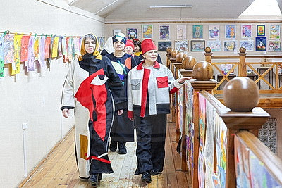 Вдохновились местными художниками. Витебские мастерицы создали коллекцию одежды в духе супрематизма