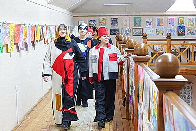 Вдохновились местными художниками. Витебские мастерицы создали коллекцию одежды в духе супрематизма