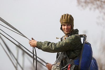 Сделать фото на фоне вертолета и в снаряжении парашютиста. Учащиеся Малоритского района побывали в 38-й бригаде