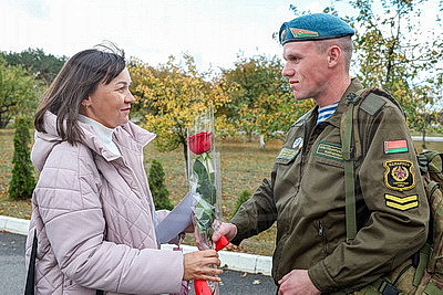 Главный подарок ко Дню матери - время с сыновьями. Солдаты-срочники 38-й бригады поздравили своих мам