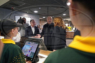 Лукашенко посетил один из ресторанов сети "Мак.бай"