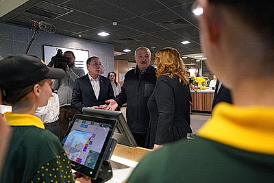 Лукашенко посетил один из ресторанов сети "Мак.бай"