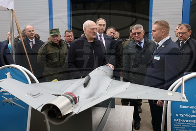 Лукашенко ознакомился с научными разработками гражданского и оборонного назначения