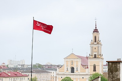 Знамя Победы подняли над Гродненским областным драматическим театром