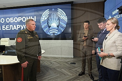 Лукашенко заслушал доклад министра обороны Виктора Хренина