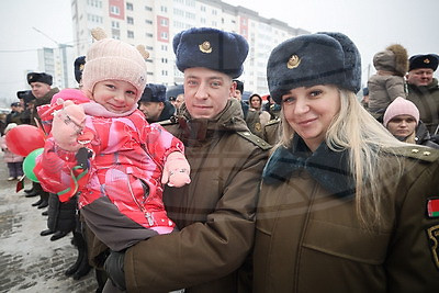 Ключи от арендных квартир получили 60 семей военнослужащих Борисовского гарнизона