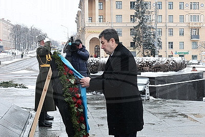 Председатель Мажилиса Парламента Казахстана возложил венок к монументу Победы в Минске