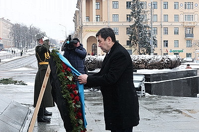 Председатель Мажилиса Парламента Казахстана возложил венок к монументу Победы в Минске