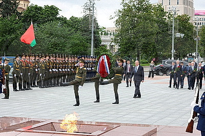 Лавров возложил венок к монументу Победы в Минске
