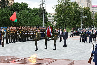 Лавров возложил венок к монументу Победы в Минске
