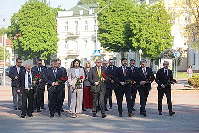 Участники медиафорума в Гродно возложили цветы к памятнику погибшим воинам в ВОВ