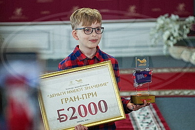 Победителей конкурса видеоблогеров "Деньги имеют значение" наградили в Нацбанке