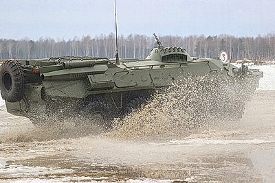 Десантники во время проверки ВС на Брестском полигоне выполняют стрельбы из различных видов оружия