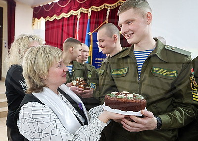 Ароматные домашние пироги приготовили в честь праздника молодым десантникам в Витебске