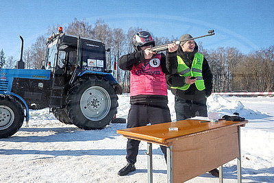 Зимнее бездорожье и огневой рубеж: "Тракторный биатлон" в Горках испытал на прочность людей и технику