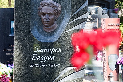 Память Змитрока Бядули почтили на Восточном кладбище в Минске