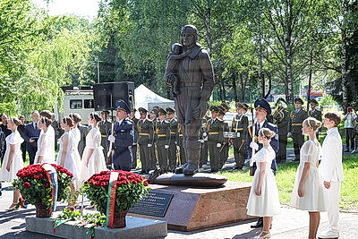 Памятник летчику Александру Мамкину открыли в столичном парке