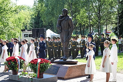 Памятник летчику Александру Мамкину открыли в столичном парке