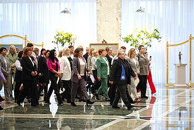 Для участников форума "Женщина и будущее деревни" провели экскурсию во Дворце Независимости