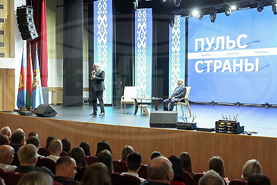 Сохранить настоящее и почаще задумываться, что ждет в будущем. Какие темы звучали на встрече Жука с кобринчанами