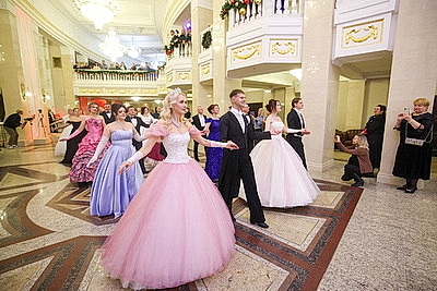 "Хотя бы на миг почувствовать себя Золушкой, пусть и взрослой". Большой театр встретил старый Новый год