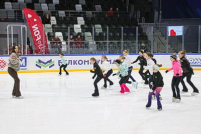 Двукратный серебряный призер Олимпийских игр Евгения Медведева провела мастер-класс для юных спортсменов