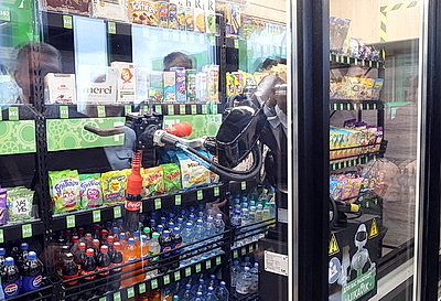 Робот-продавец появился на заправке под Гомелем