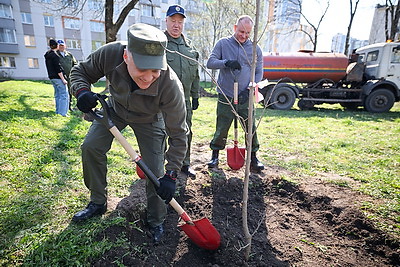 Республиканский субботник: сотрудники Госсекретариата приняли участие в благоустройстве сквера