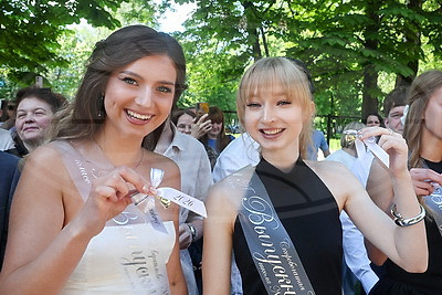 Последние звонки для выпускников 9-х и 11-х классов прозвенели по всей Беларуси