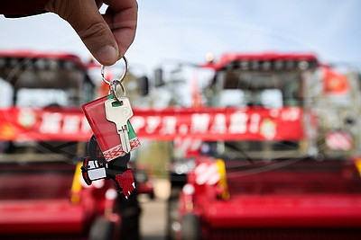 Техника к жатве: хозяйства Минской области получили 100 новых комбайнов