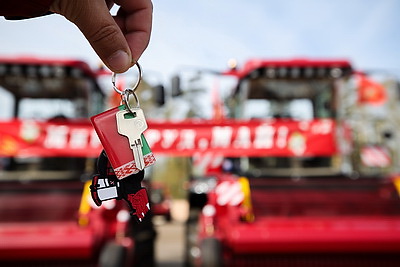 Техника к жатве: хозяйства Минской области получили 100 новых комбайнов