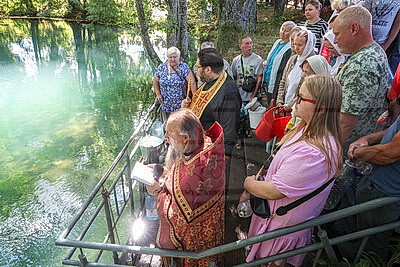 Сквозь века и традиции. Почему тысячи людей стремятся на "Маковей" к Голубой кринице