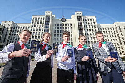 Не только права, но и обязанности перед Родиной. Школьникам вручили паспорта в Палате представителей