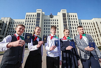 Не только права, но и обязанности перед Родиной. Школьникам вручили паспорта в Палате представителей