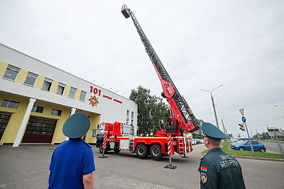 В распоряжение гродненских спасателей поступила 52-метровая автолестница