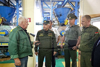 "Люди заряжены, задачи по силам". Военкомы ознакомились с ходом уборочной в Гродненском районе