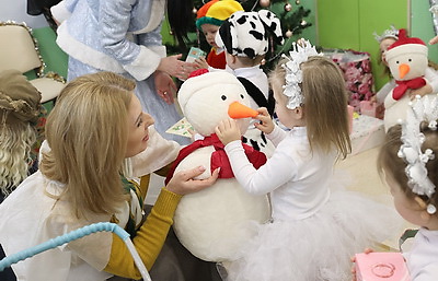 "Они такие же, как и наши с вами". Воспитанников дома ребенка в ИК-4 поздравили с Новым годом