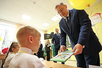 Швед напутствовал узденских школьников и вручил каждому первокласснику книгу "Беларусь - наша Радзiма"
