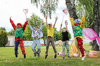 Море эмоций и новые друзья. Как минские школьники проводят первые дни в летнем лагере "Энергетик"