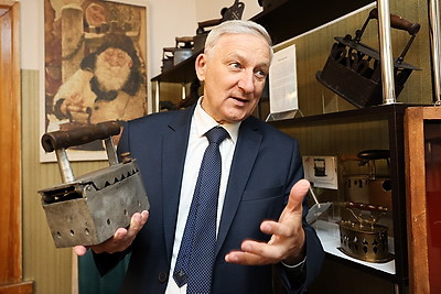 Продал машину, чтобы выкупить редкие экземпляры: белорус собрал уникальную коллекцию утюгов