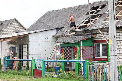 Снесенные крыши и оборванные провода. Минская область ликвидирует последствия удара стихии