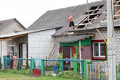 Снесенные крыши и оборванные провода. Минская область ликвидирует последствия удара стихии