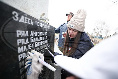 "Почтить память предков и показать пример другим". В Беларуси стартовал проект "Цветы Великой Победы"