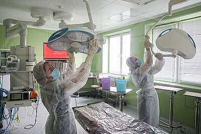 Студенты Могилевского медколледжа трудятся в составе студенческого отряда в областной клинической больнице