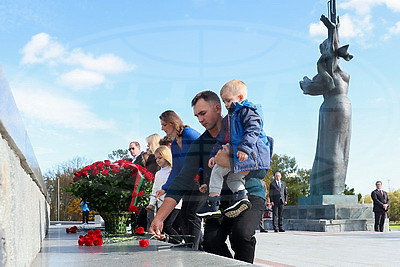 Финалисты конкурса "Семья года" почтили память героев Великой Отечественной войны в Минске