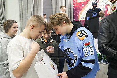 Елка, шарики, хлопушки и доброта сердец. Хоккеисты "Динамо" поздравили детей Ивенецкого дома-интерната с Новым годом